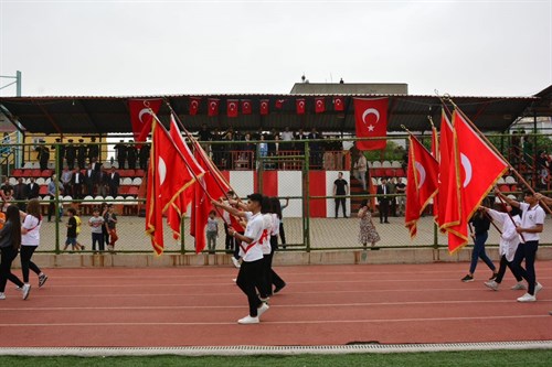 KAYMAKAMIMIZ CİHAT KOÇ İLE EŞİ NURDAN KOÇ HANIMEFENDİ, 19 MAYIS ATATÜRK’Ü ANMA, GENÇLİK VE SPOR BAYRAMI KUTLAMALARINA İŞTİRAK ETTİLER.