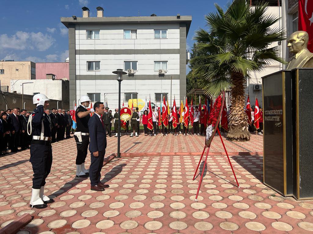 CUMHURİYETİMİZİN KURULUŞUNUN 100. YILDÖNÜMÜ PROGRAMI KAPSAMINDA ATATÜRK ANITINA ÇELENK SUNULDU